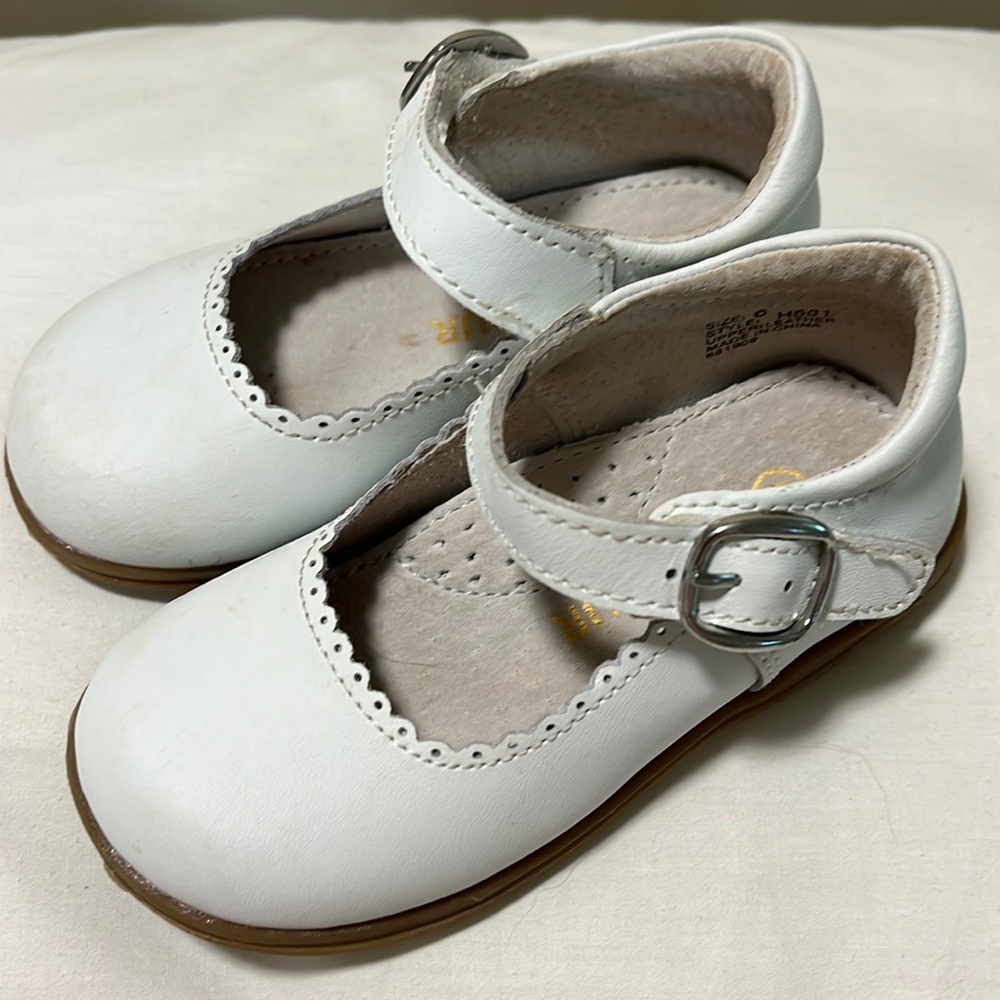 L'Amour girls size 6 white saddle shoe with Velcro buckle.